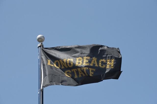 A CSULB flag flying high above second street 