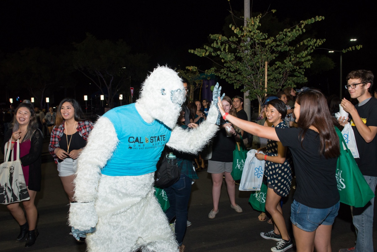 students high-fiving a mascot