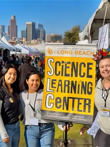 Science Learning Center volunteers at City of STEM festival