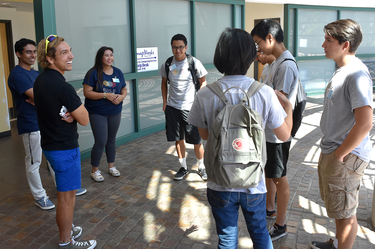 Enrique Flores, BUILD Program Manager, talking with CSULB BU