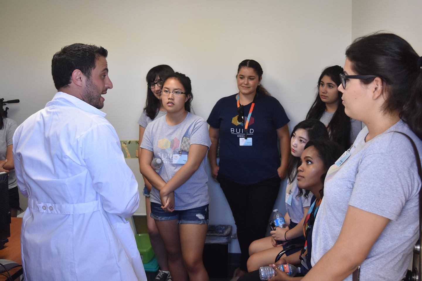 09-tour.jpg Dr. Paul Piff explains his lab to CSULB BUILD Associates