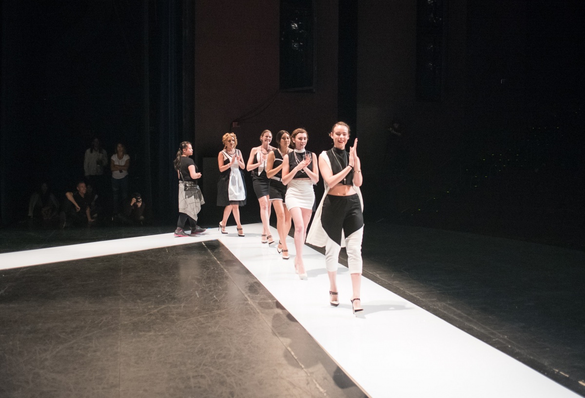 20160506_fashion_show_2016_018_mf.jpg Runway with fashion models