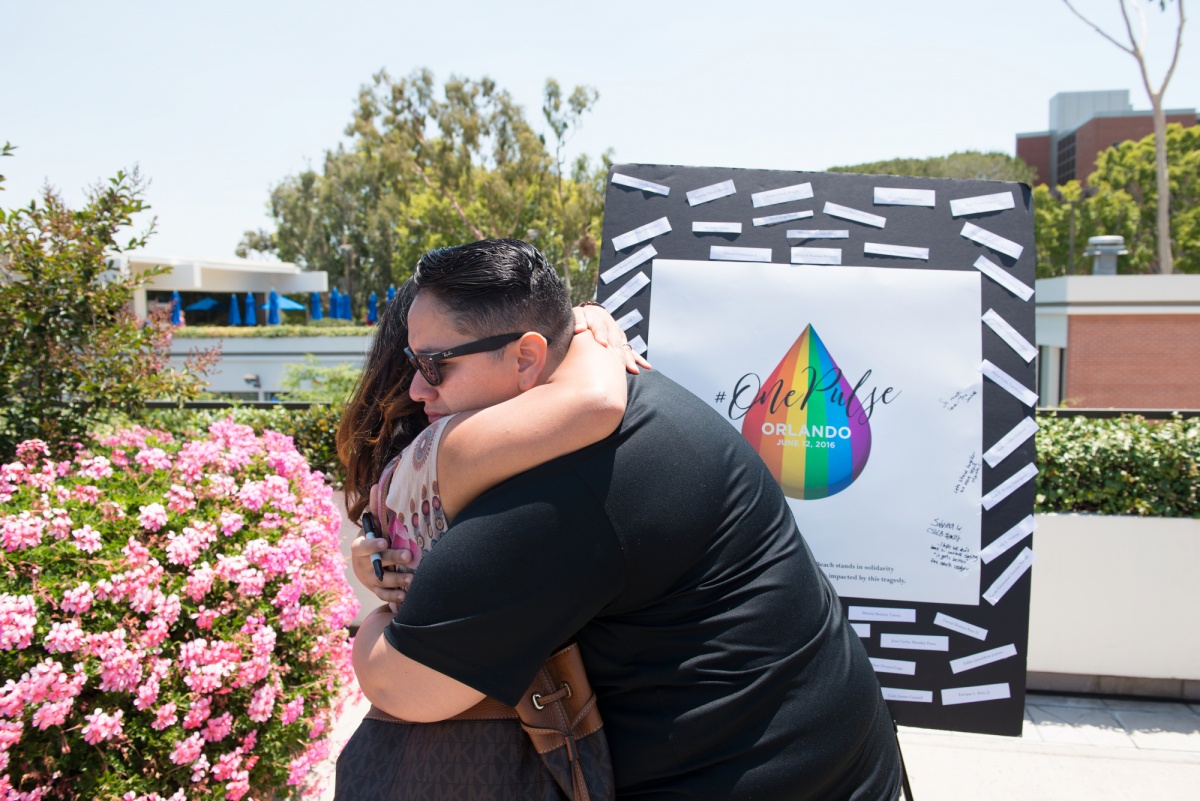 Two attendees embrace. 