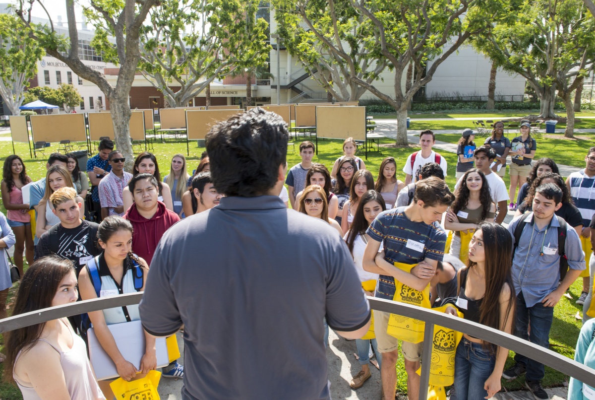 SOAR students listen to an advisor 