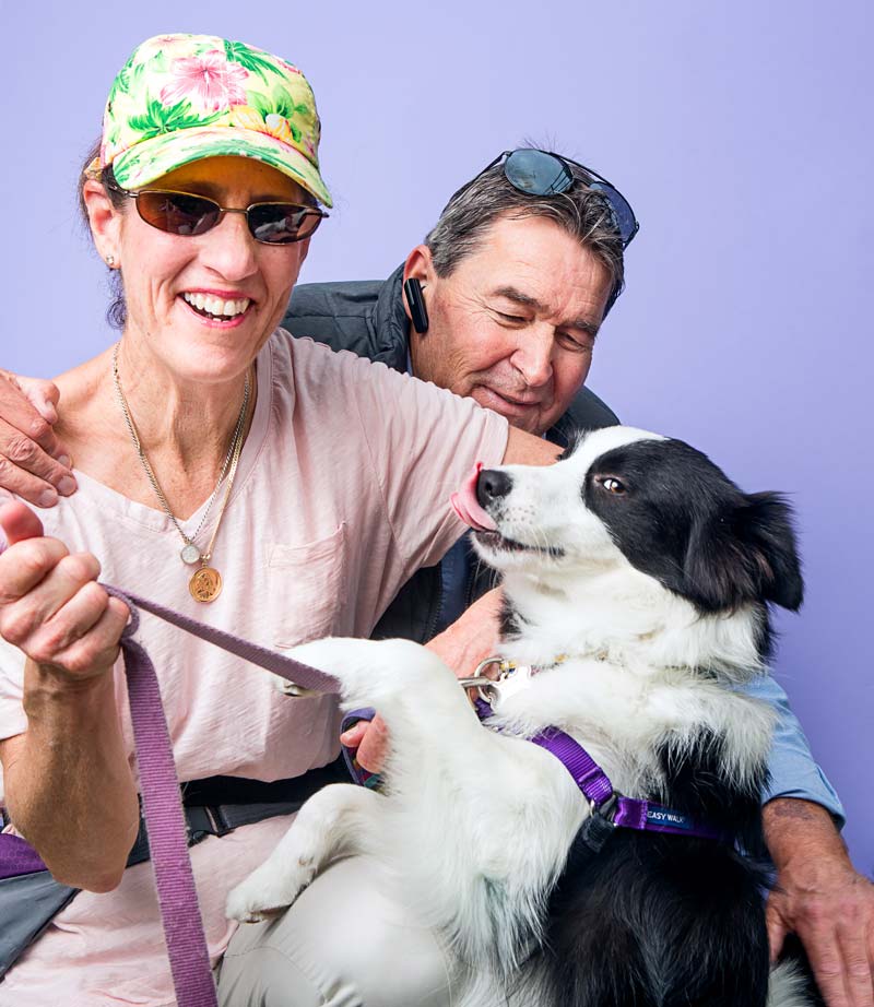 20160624_gwta-dog-show4_border-collie-800w.jpg Two people hold their dog and pose for the camera.