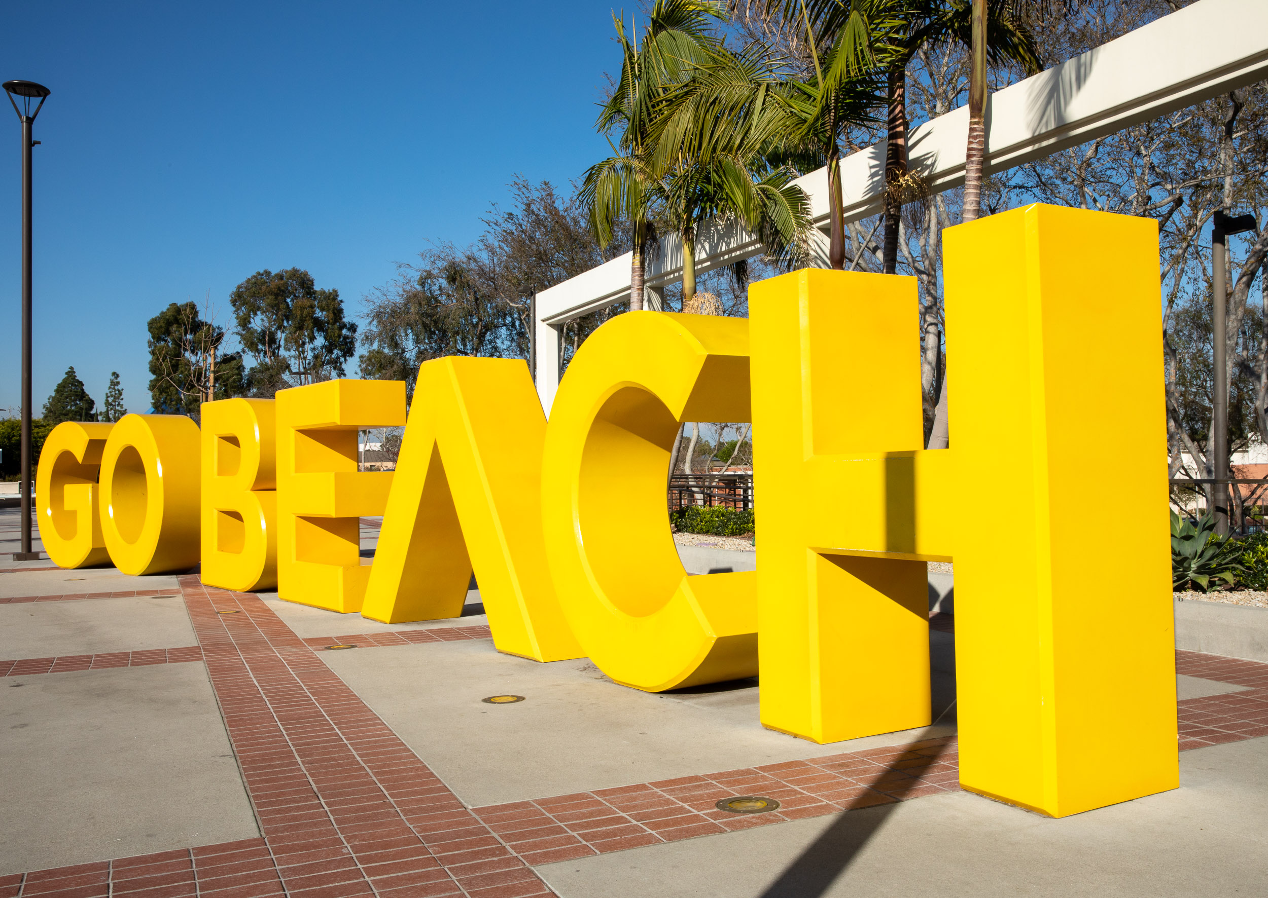Image of CSULB Go Beach Sign 