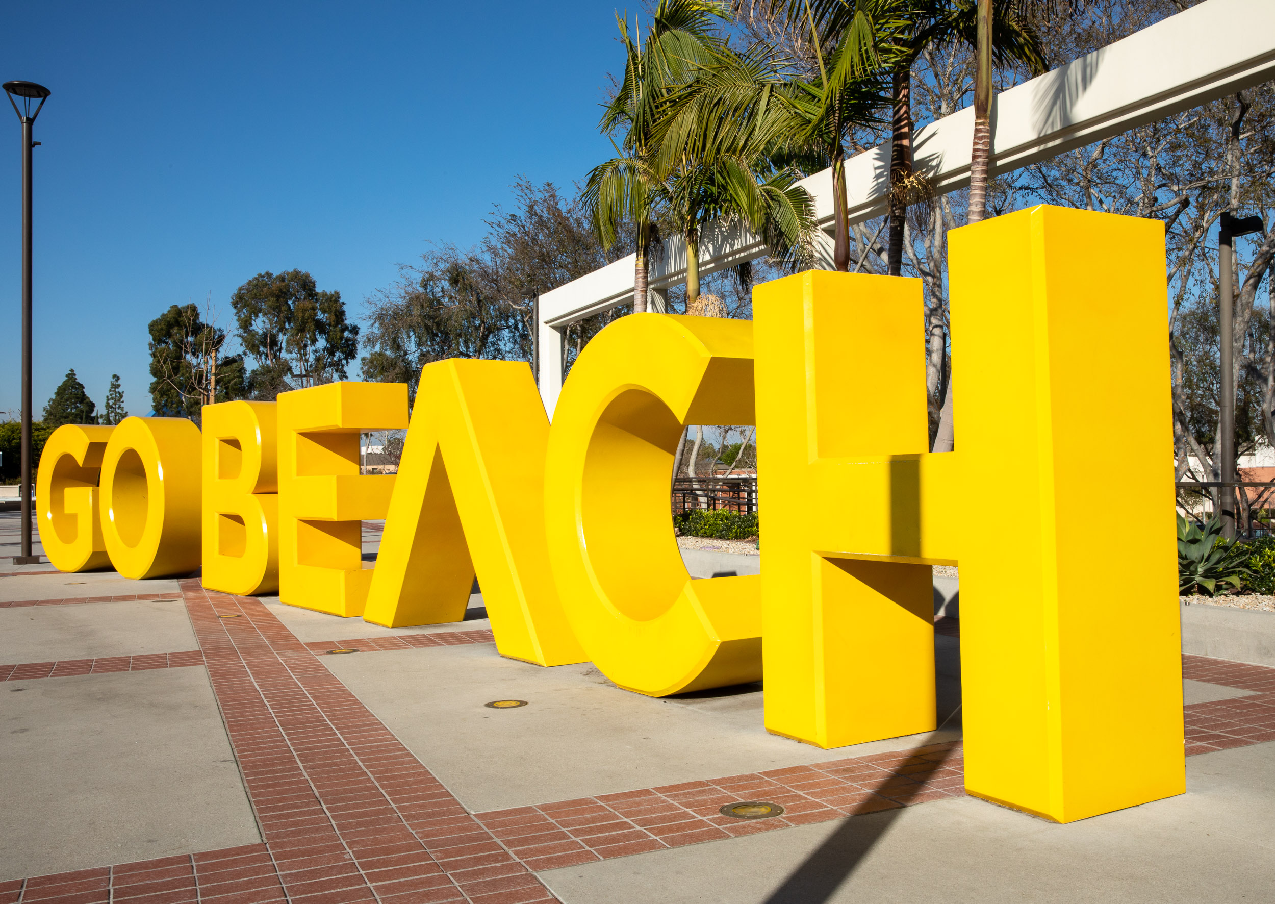 Image of CSULB Go Beach Sign