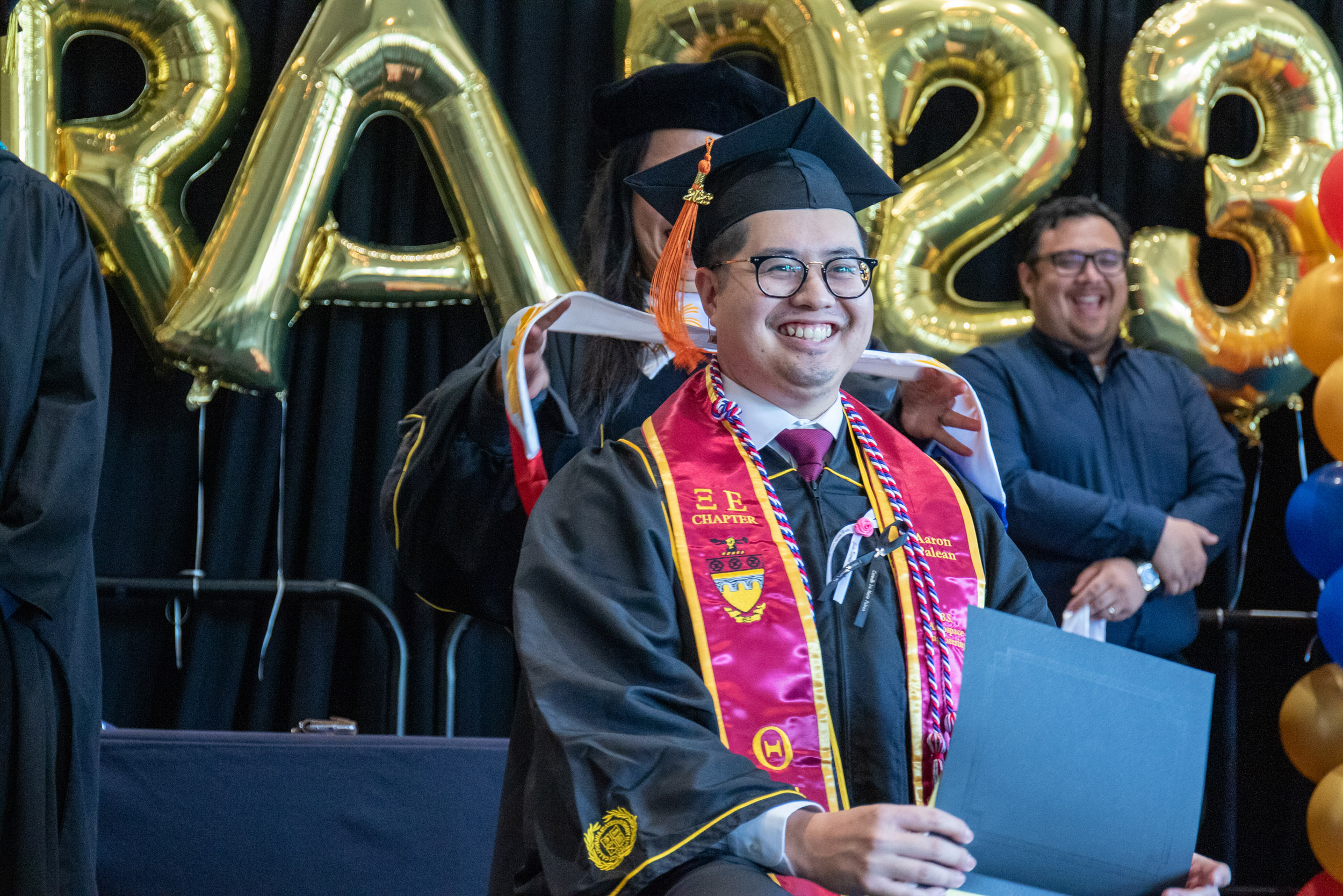 Pilipino student holds certificate