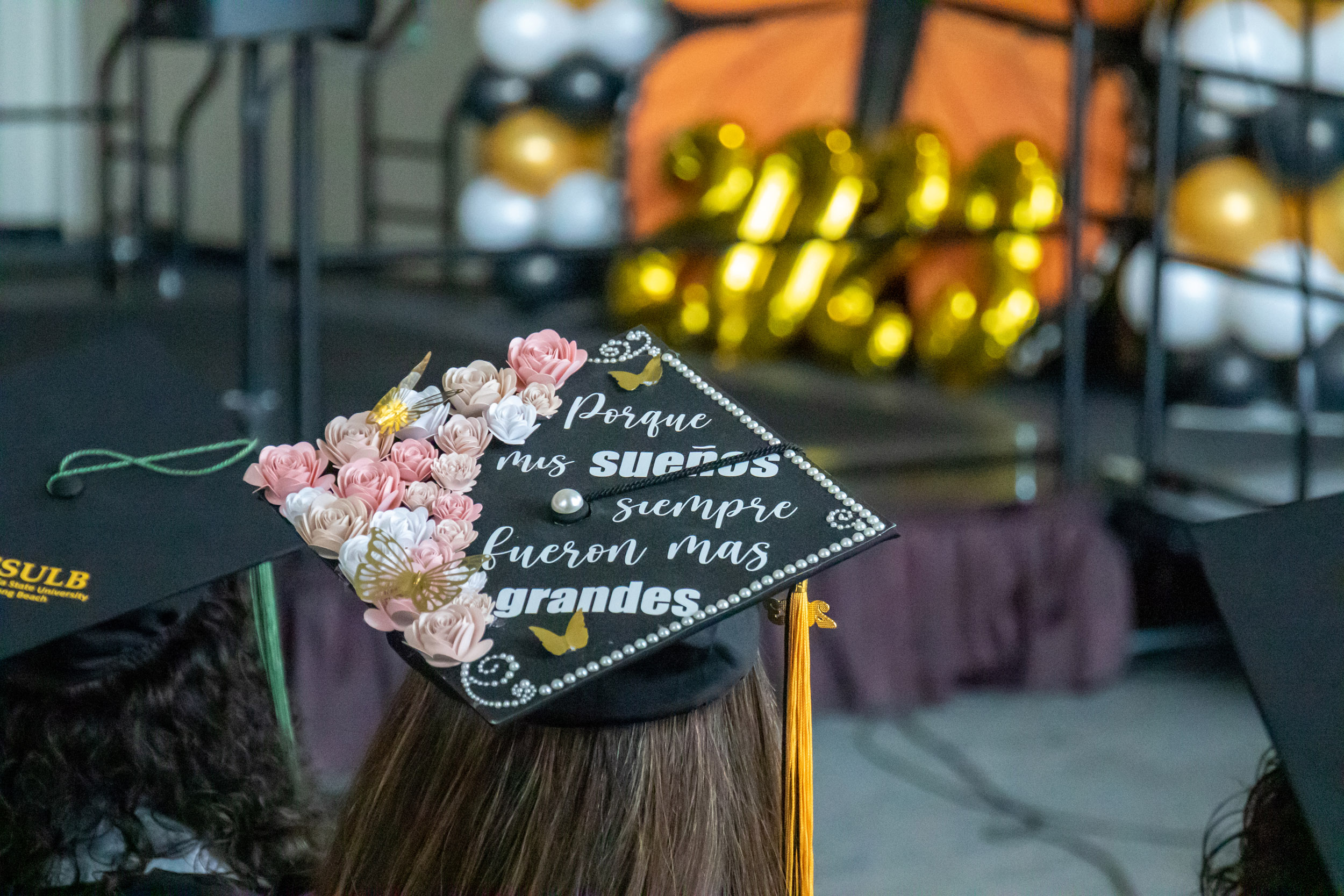 Graduates cap with Spanish saying