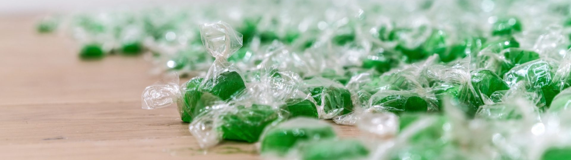 élix González-Torres Untitled (Portrait of Ross in L.A.), 1991, displays shiny, commercially distributed candy exhibited on the floor
