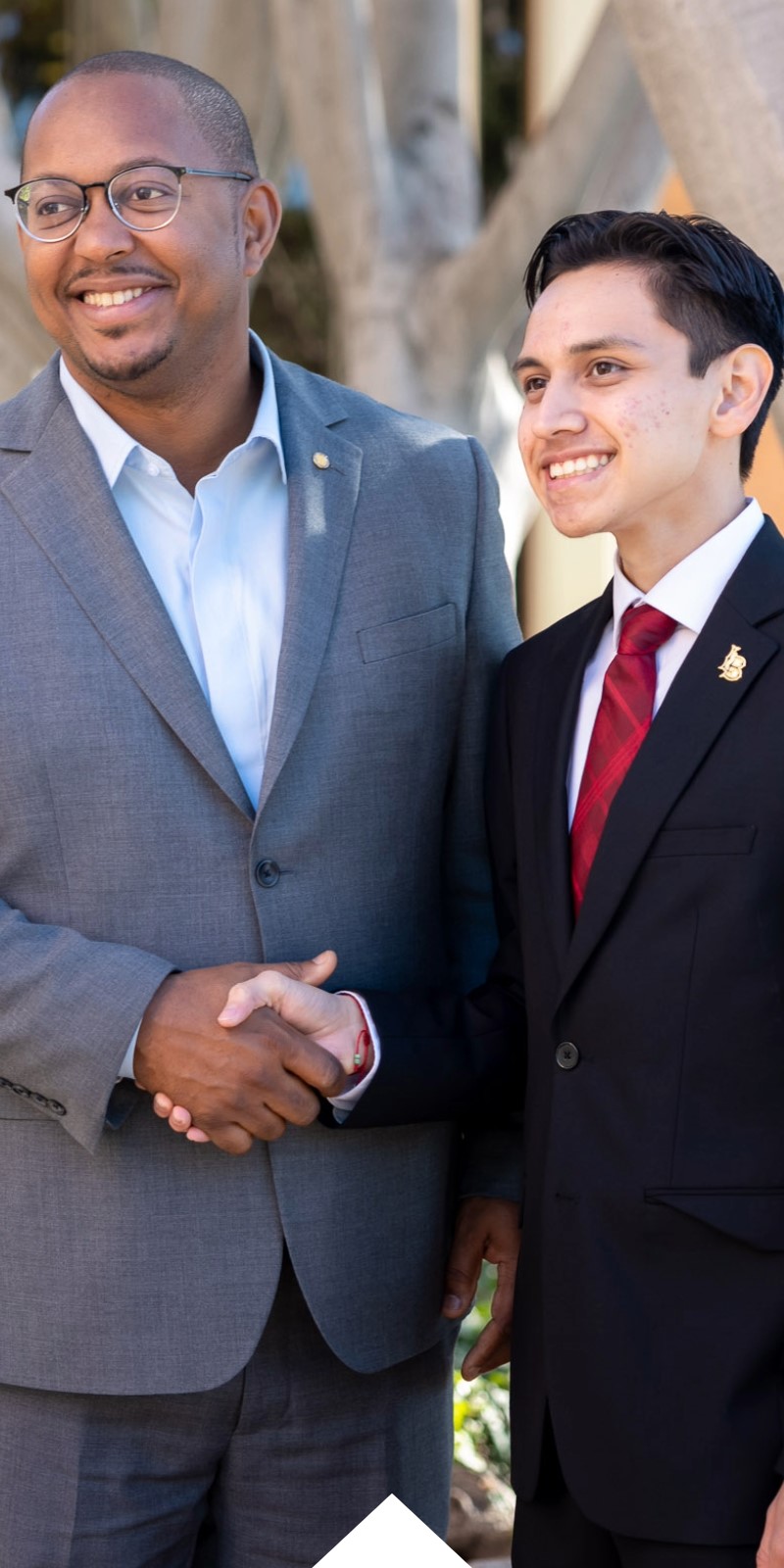 A student shakes hands with Long Beach Mayor Rex Richardson during a visit to campus. 