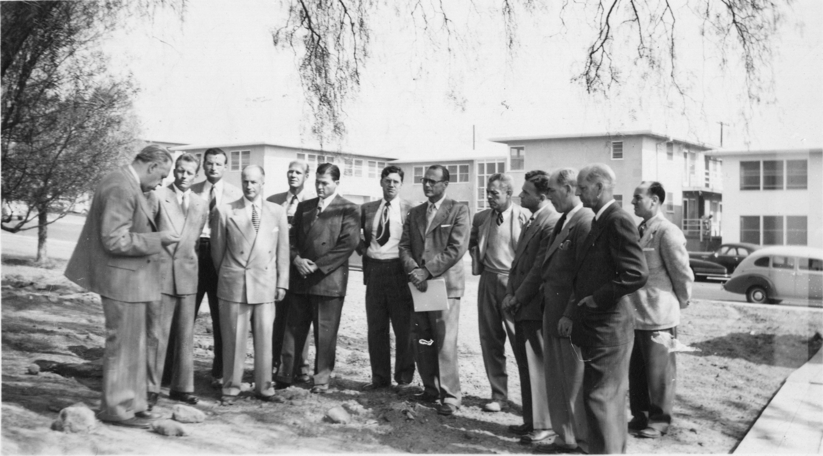 Faculty under a pepper tree, 1949 CSULB faculty members meeting under a pepper tree, 1949