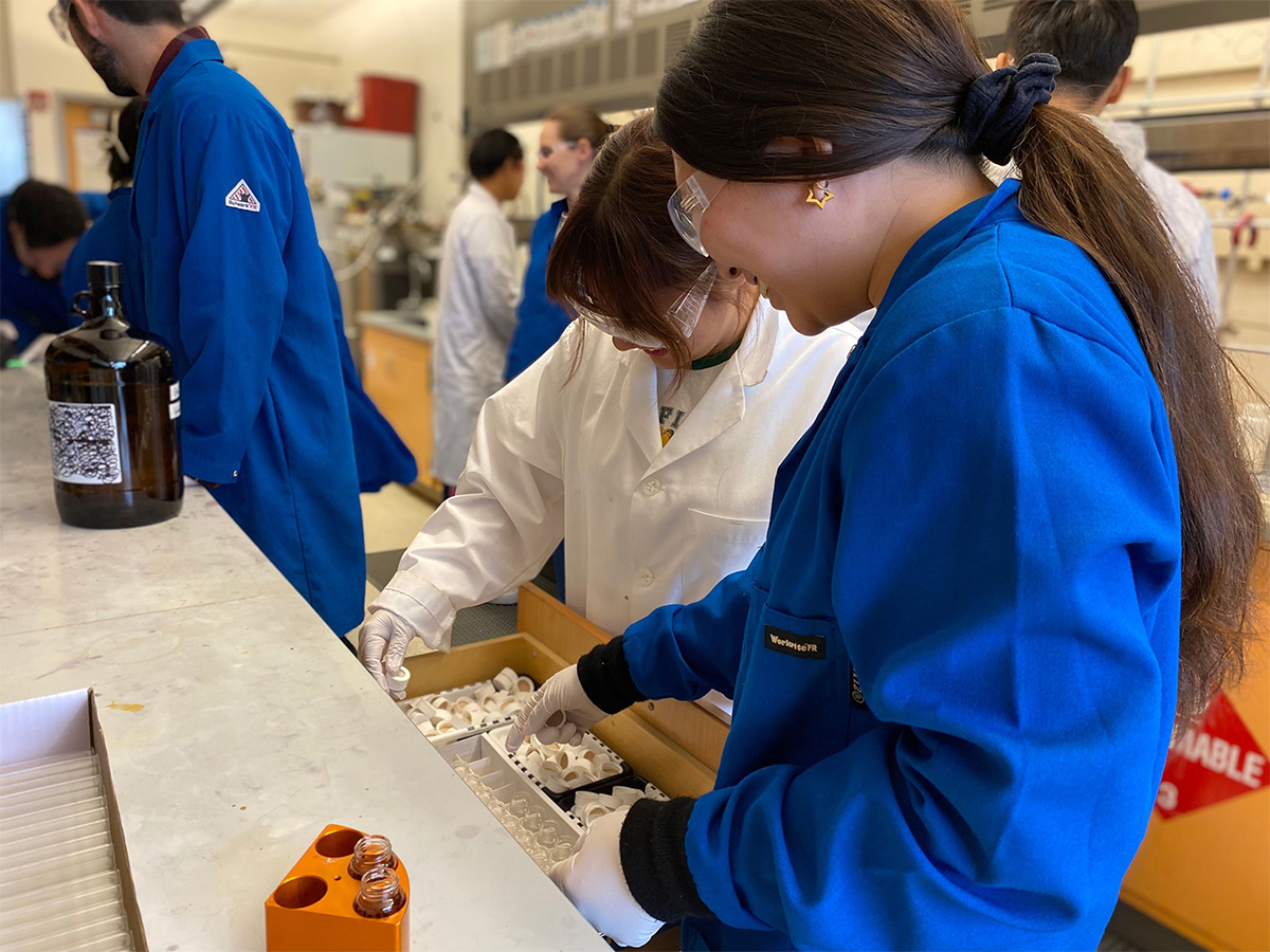 Kelly Kang and Melody Pablo-Laureano in the lab