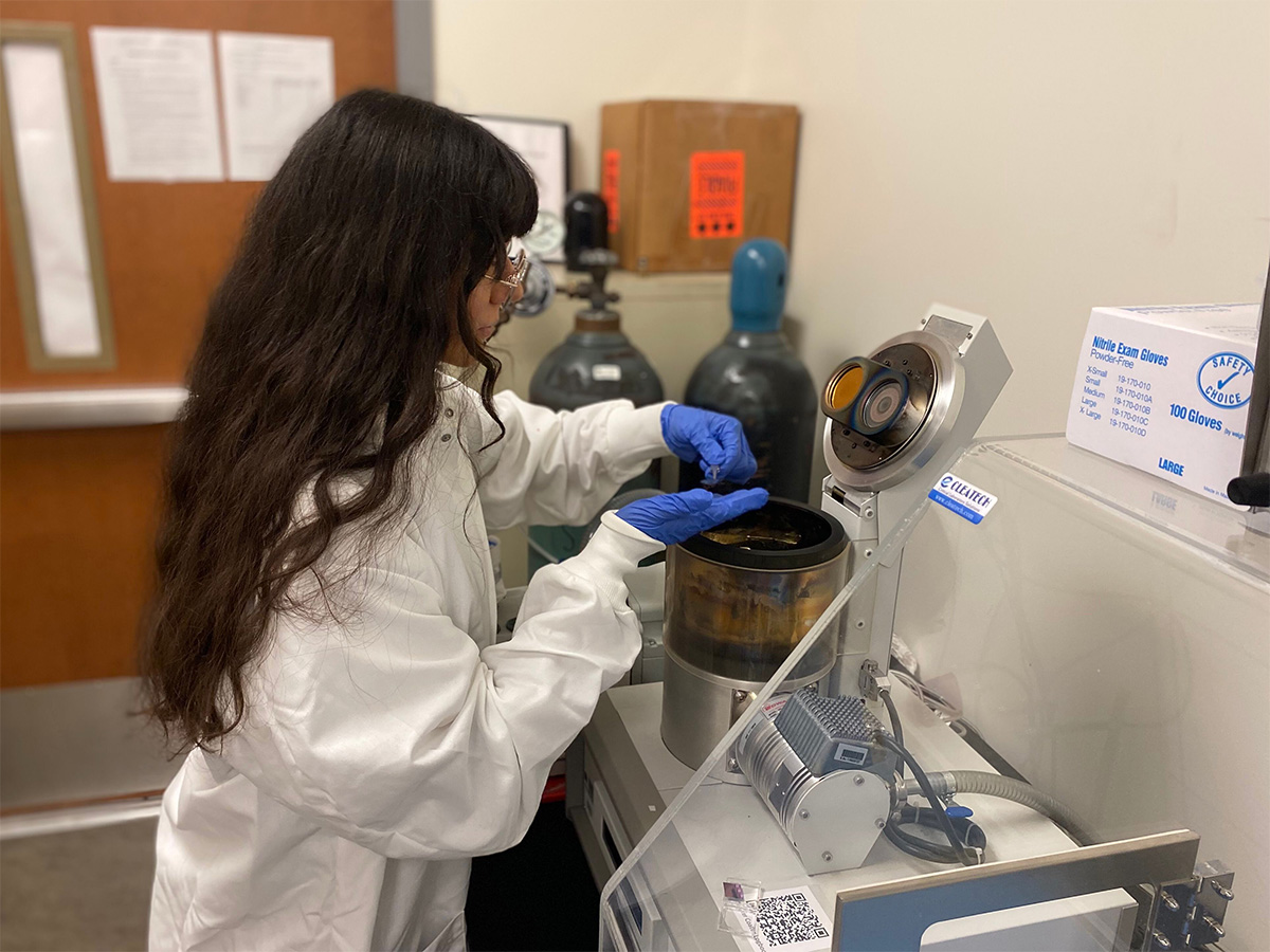 Fernanda Razo in the lab