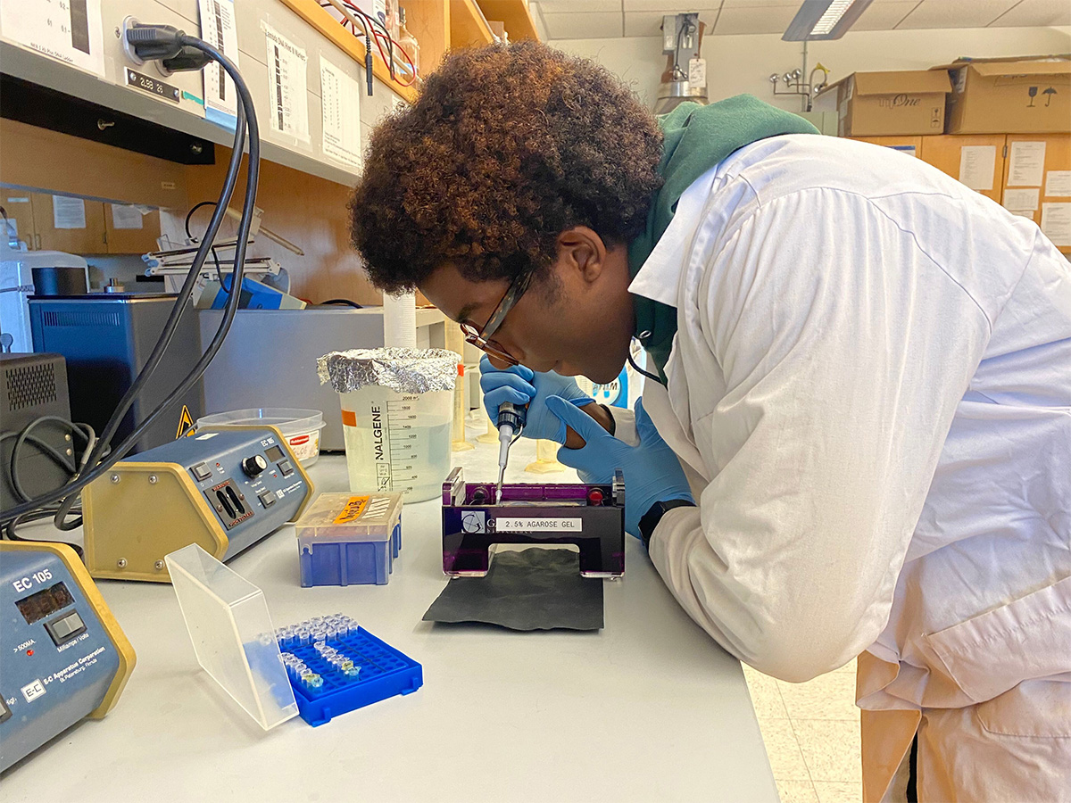 Manrique in the lab