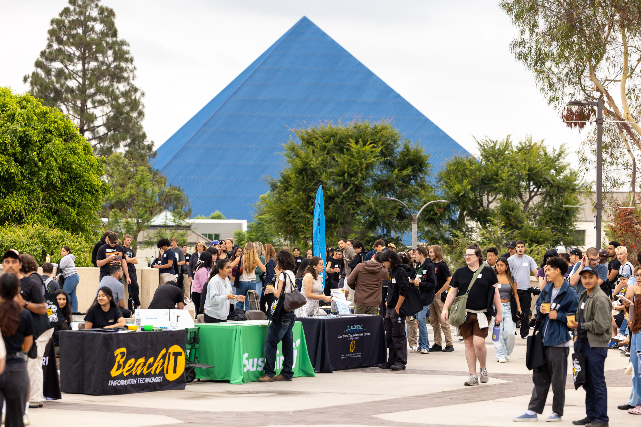 Students with CSULB pyramid in background