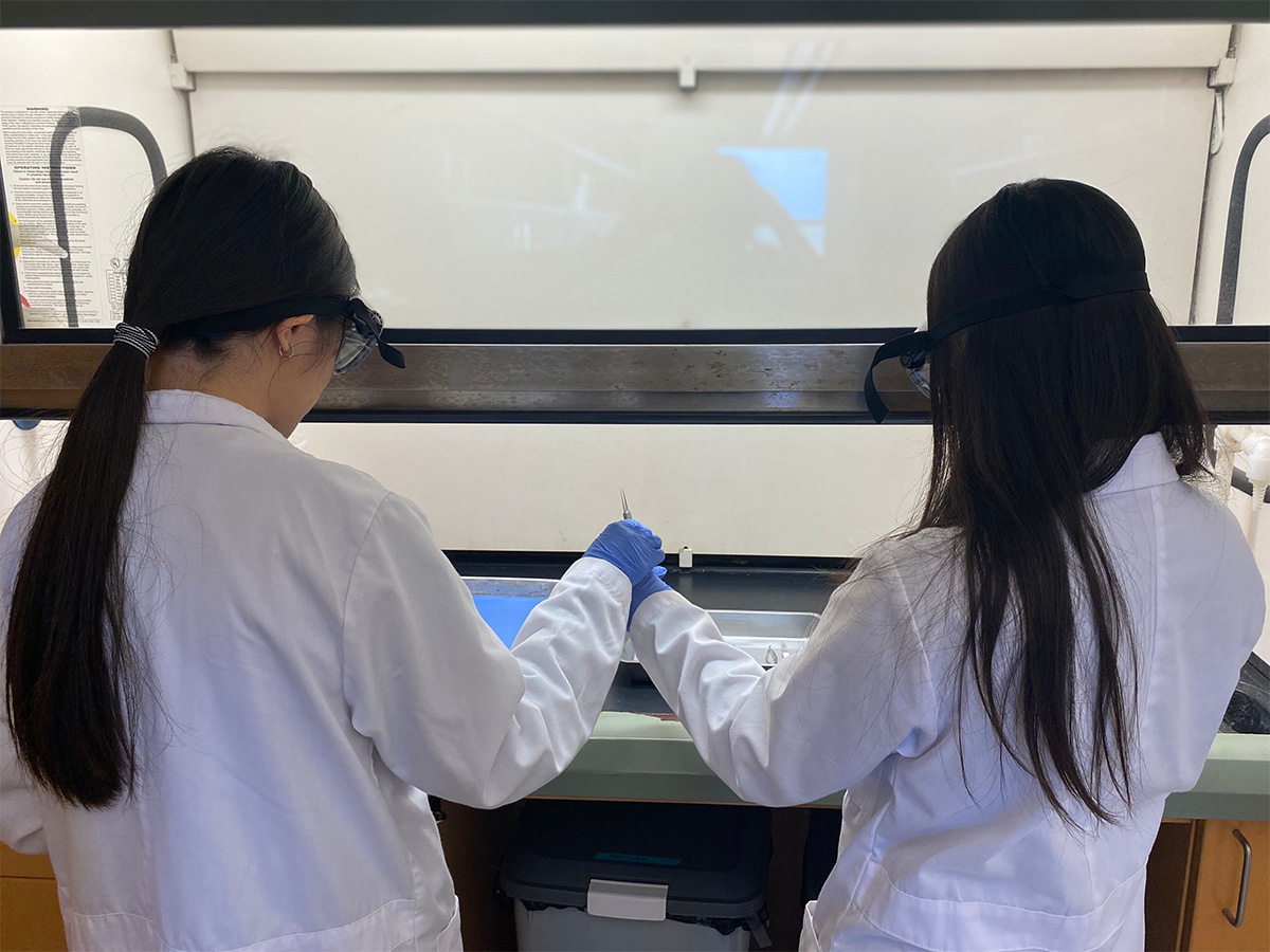 Amy and My-Ahn in the lab