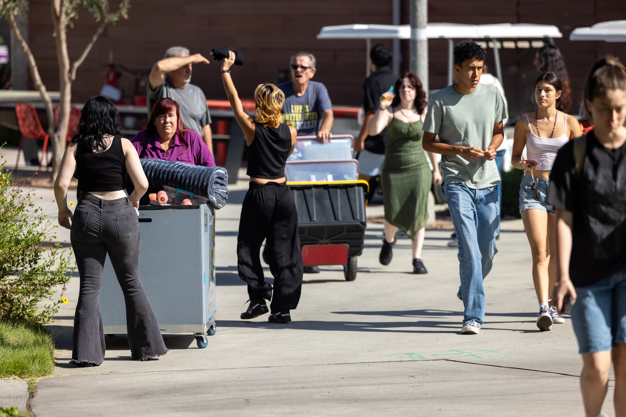 Students and parents moving into dorms