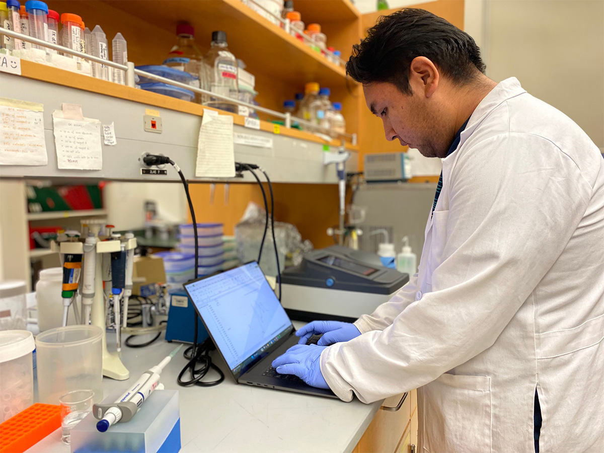 Alejandro in the lab