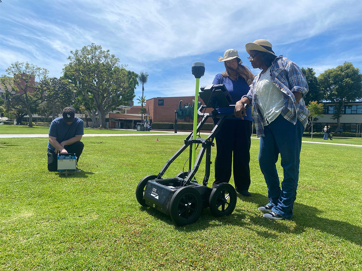 Dr. Jillian Pearse and her student researchers in the field