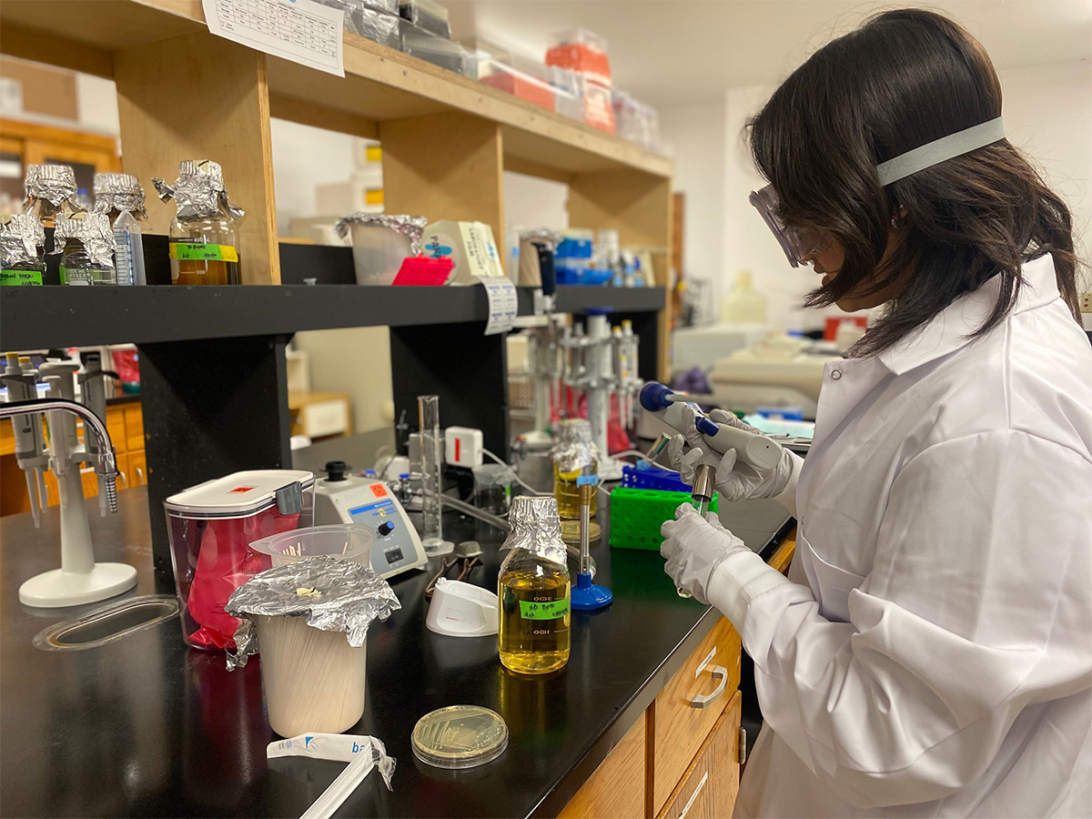 Laura in the lab