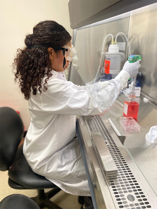 Mayah in the lab