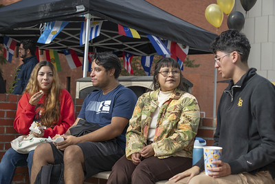 Attendees drinking coffee.