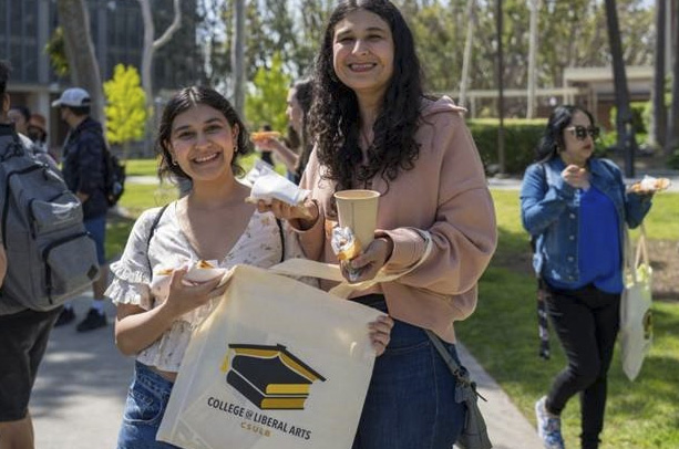 Students at Orientation Posing With CLA Bag