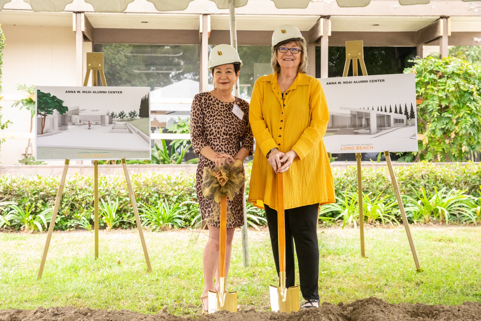 Anna W. Ngai and President Jane Close Conoley at the alumni 