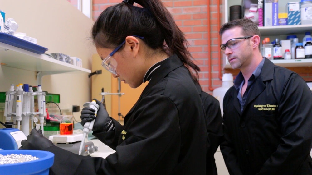 BUILD mentor overseeing a trainee conduct an experiment