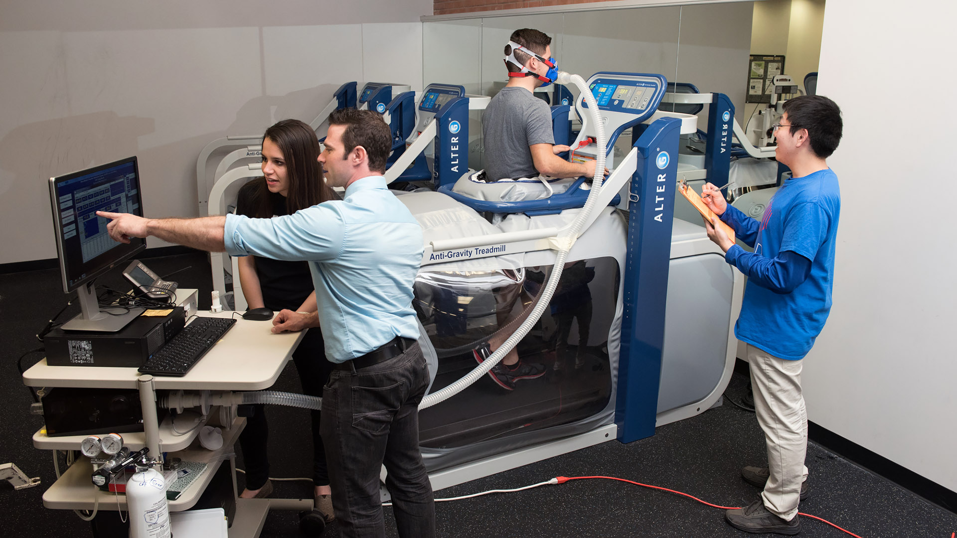 BUILD students in lab