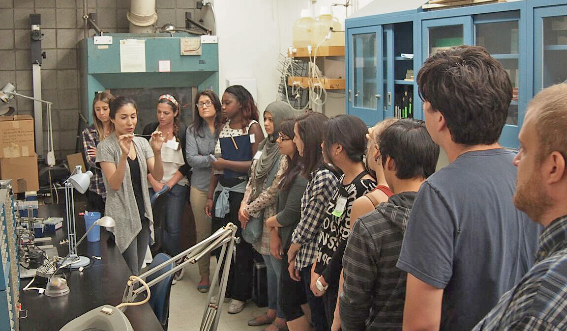 BUILD students in a UCI lab