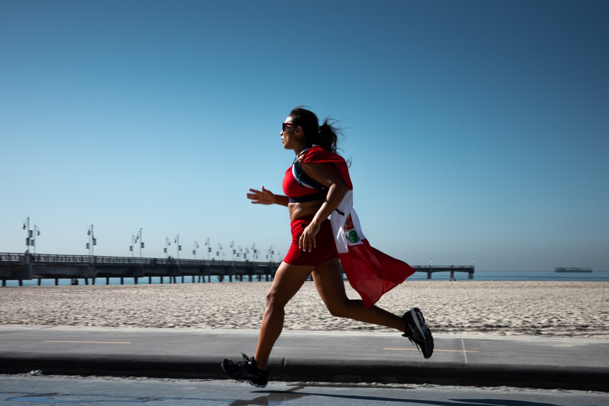 Clariza Ruiz de Castilla running with flag.