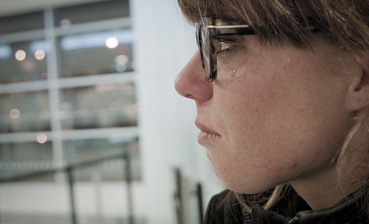 clinica_de_migrantes_05.jpg screen shot - sad woman