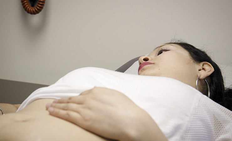 clinica_de_migrantes_09.jpg screen shot - woman lying on an examination table