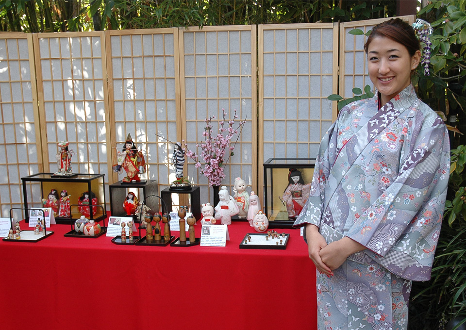 content_jgarden_07.jpg Volunteer greeting visitors