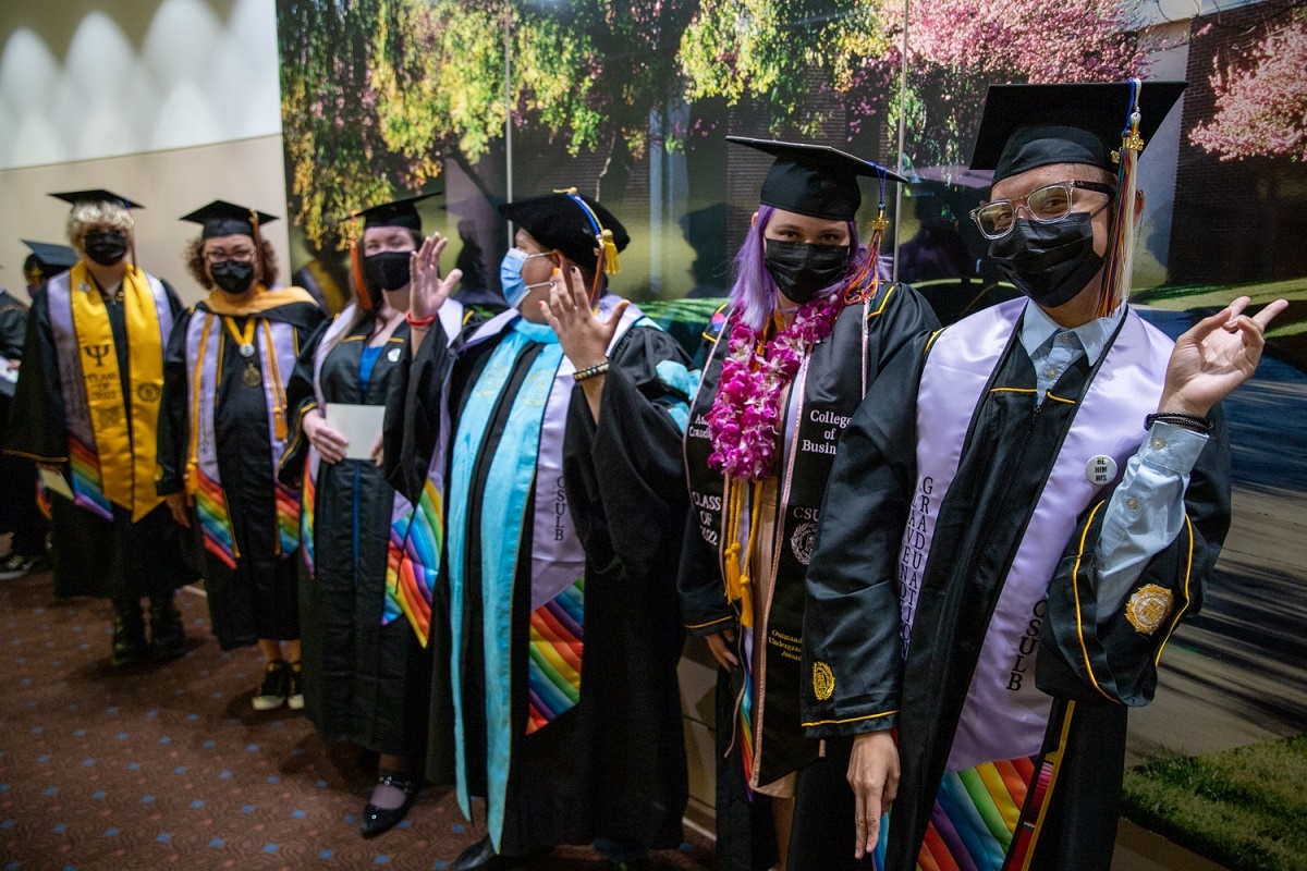 culturalgradutation_lavenderceremony_spring2022-16_rs.jpg A crowd of graduates poses at the 2022 Lavender Cultural Ce