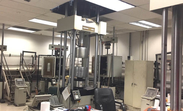 en4-130-instron_8504_500_kn_fatigue_test_system-200552_0.jpg 8504 500 KN