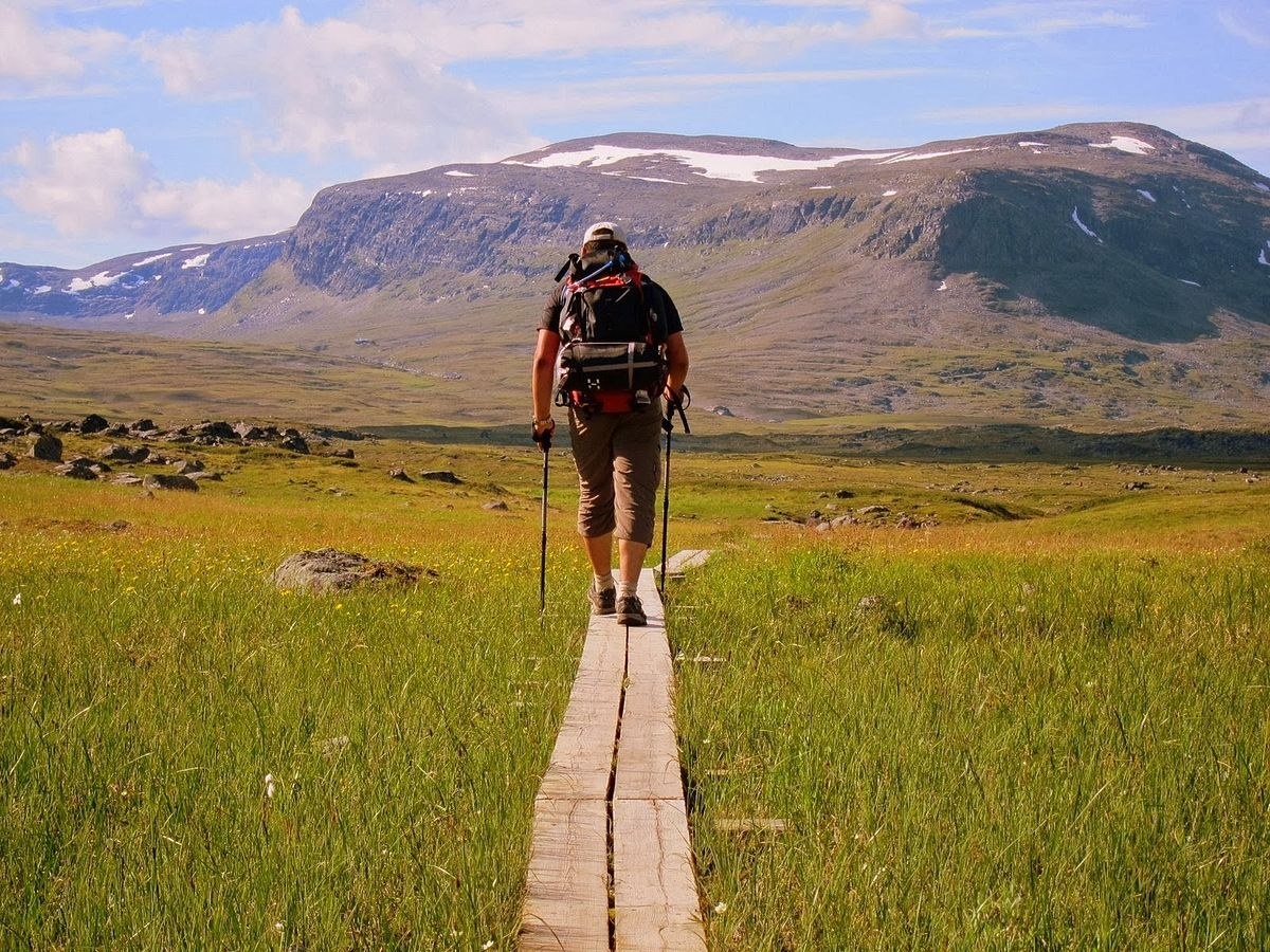 feapsuthxmj1a2.jpg Man hiking along a trail
