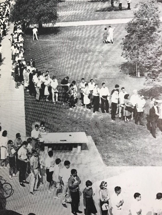 gg_1964_14-2.jpg lines upon lines of students waiting to register