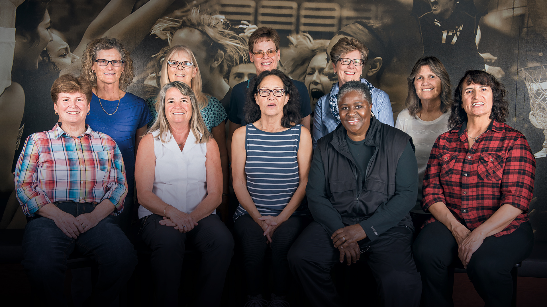alt="Pioneers of women’s basketball reunite after 40 years"