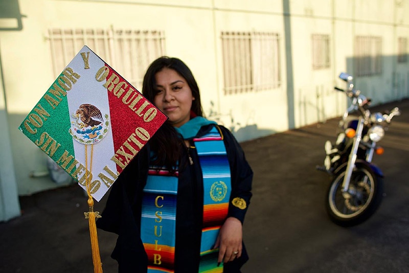 Jaqueline Cruz holding motarboard