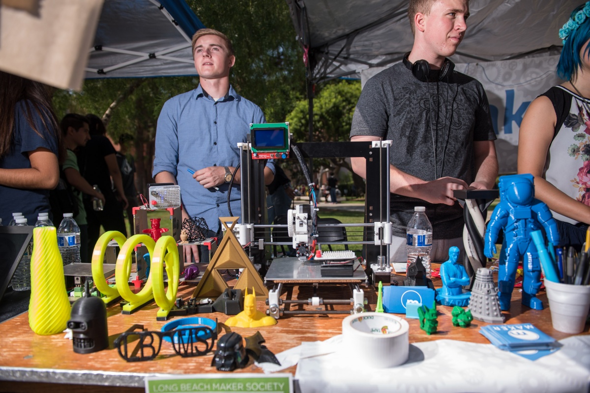 week-of-welcome_mf_06.jpg Students from the Long Beach Makers Society were on hand dur