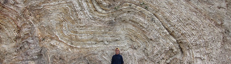 Yannick Wirtz posing in front of rock formation