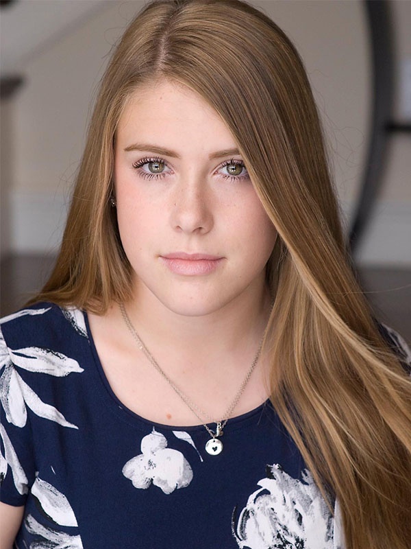 zoe_cropped.jpg Zoe Thomson