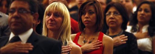 people swearing in to the USA Flag as citizens