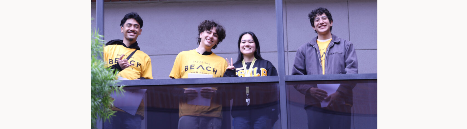 Emma Nguyen and Beach XP students inviting prospective students to learn about the College of Business BeachXP program for First Time First Year students