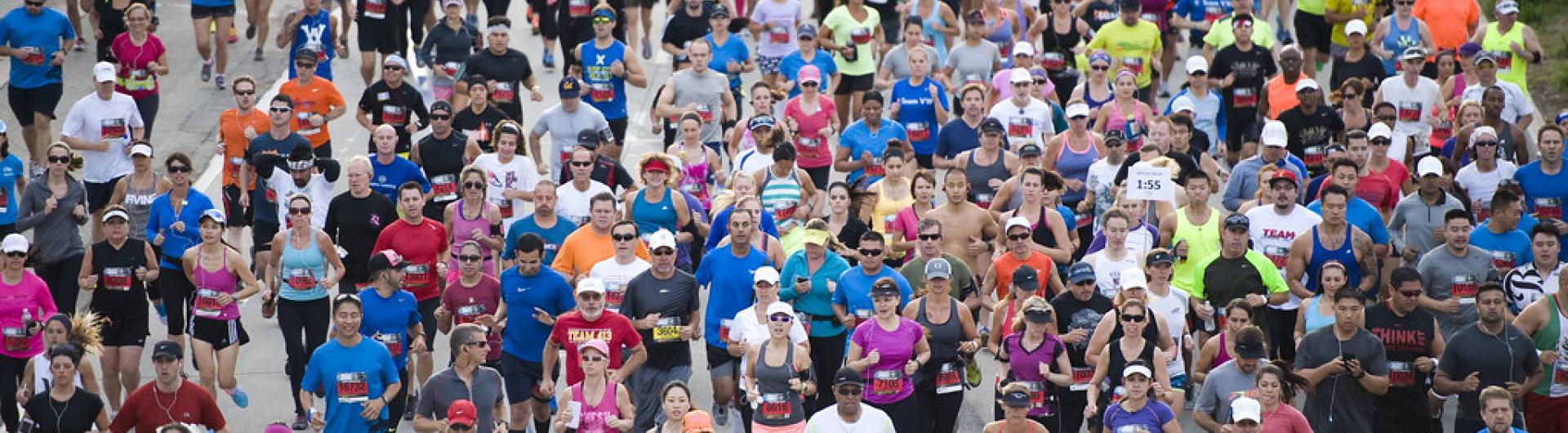 crowd of marathon runners