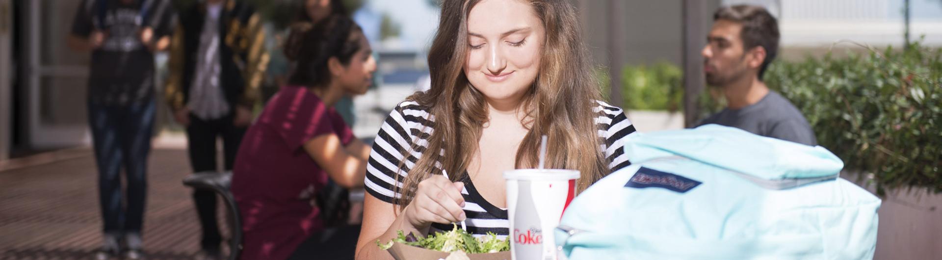 girl eating lunch
