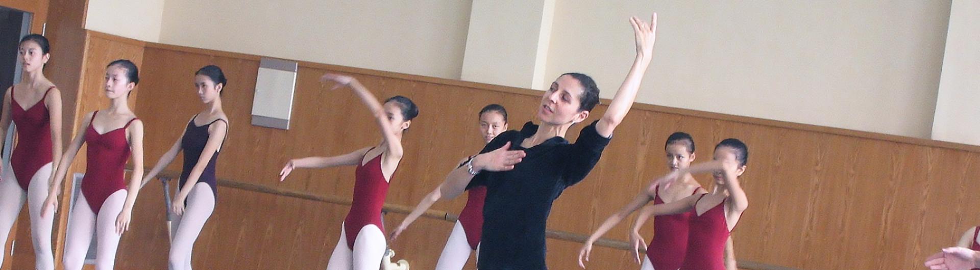 Betsy Cooper leads ballet class.